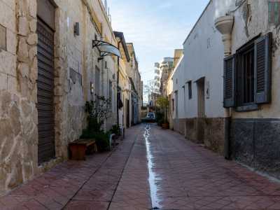 ...ci ritroviamo a camminare su una particolare pavimentazione in cotto che una ventina d�anni fa � stata impiantata in sostituzione delle vecchie e ormai dissestate chianche bianche
